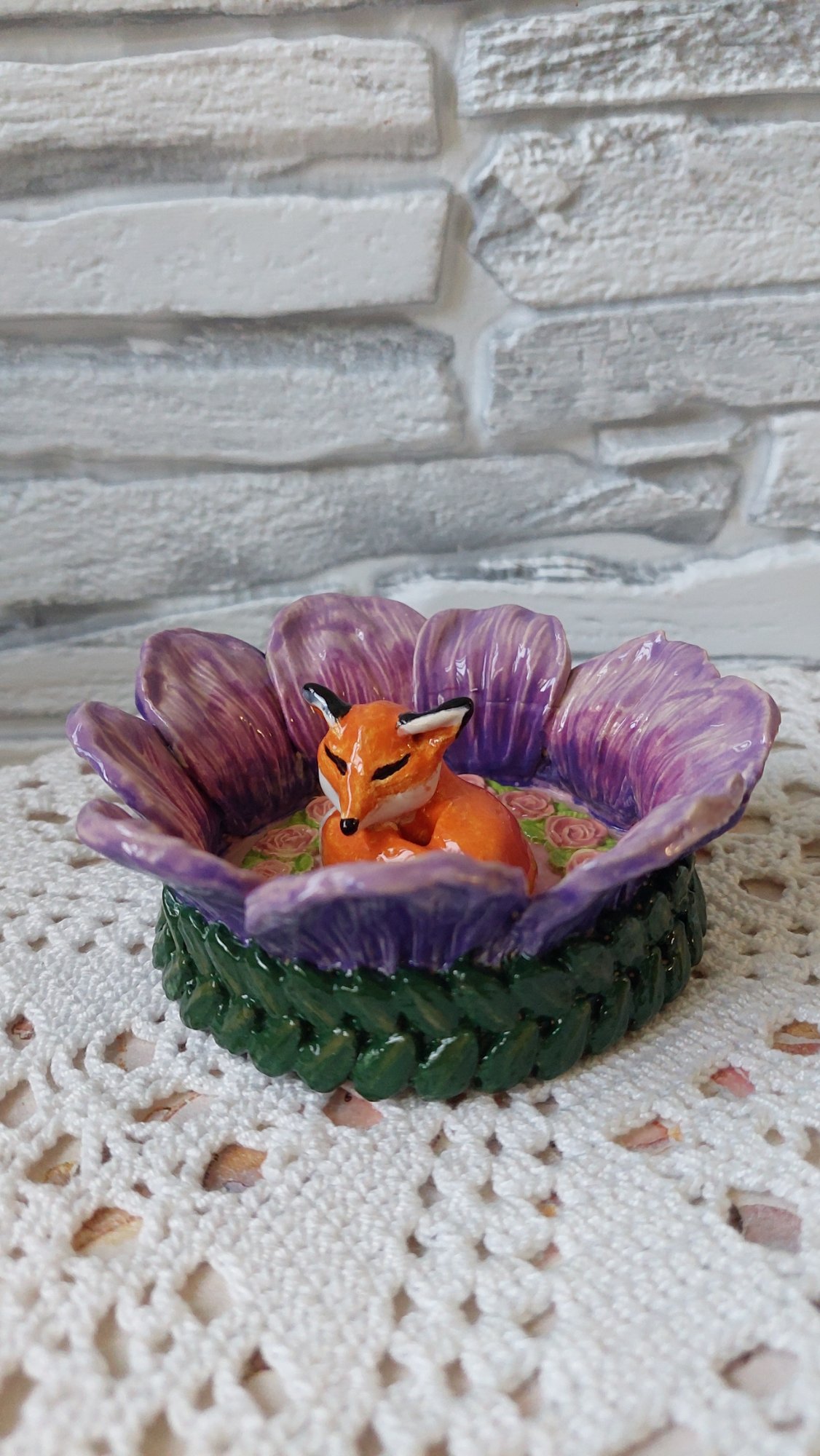 Керамический цветок с лисичкой из белой глины. — decor din lut lucrat manual, Little Art House / Ceramic & Decoupage