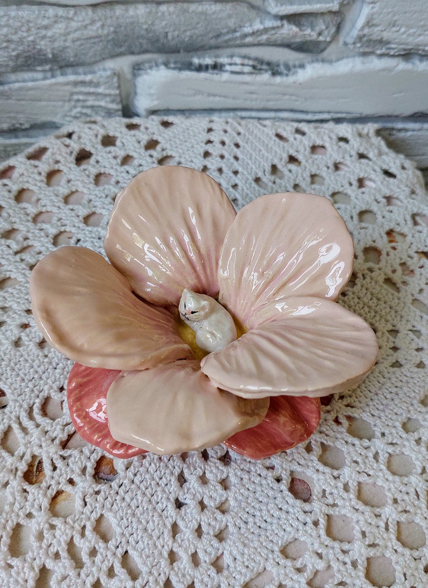 Керамический цветок с кошечкой из белой глины. — decor din lut lucrat manual, Little Art House / Ceramic & Decoupage