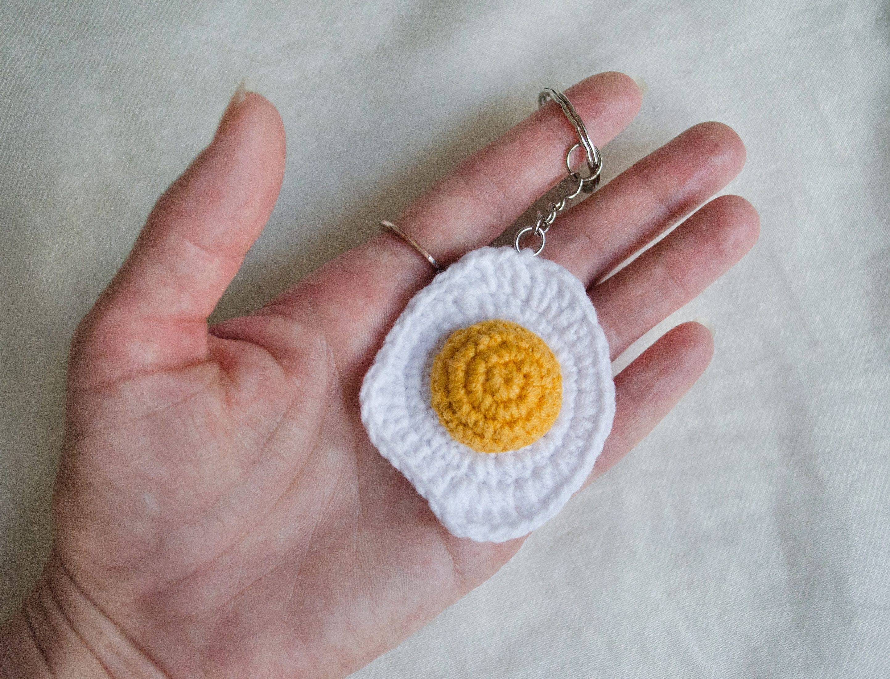 Breloc croșetat "Fried egg" — brelocuri lucrat manual, ViKnitPassion