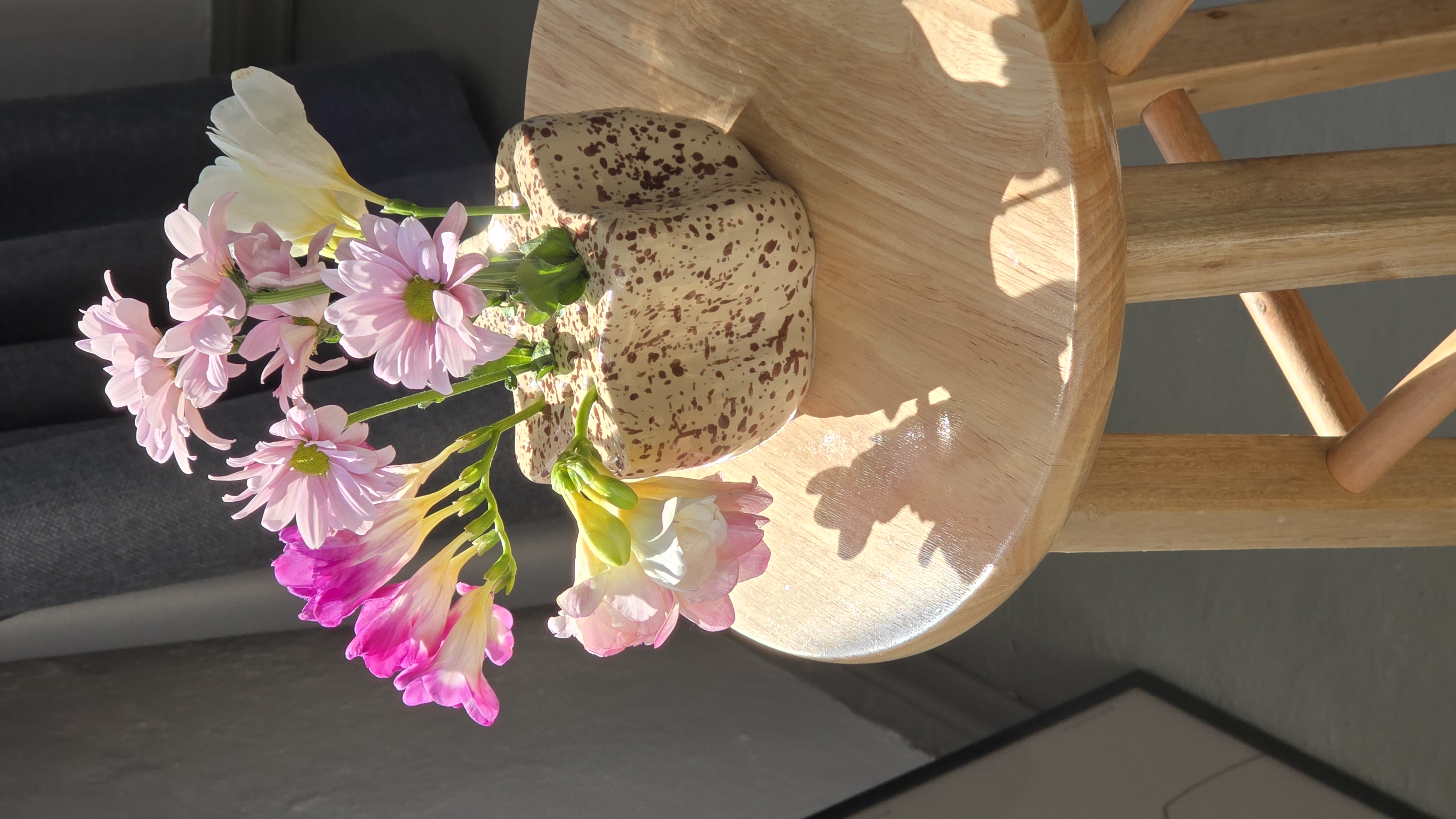 Vază pique-fleur Flora — decor din lut lucrat manual, AesthMade