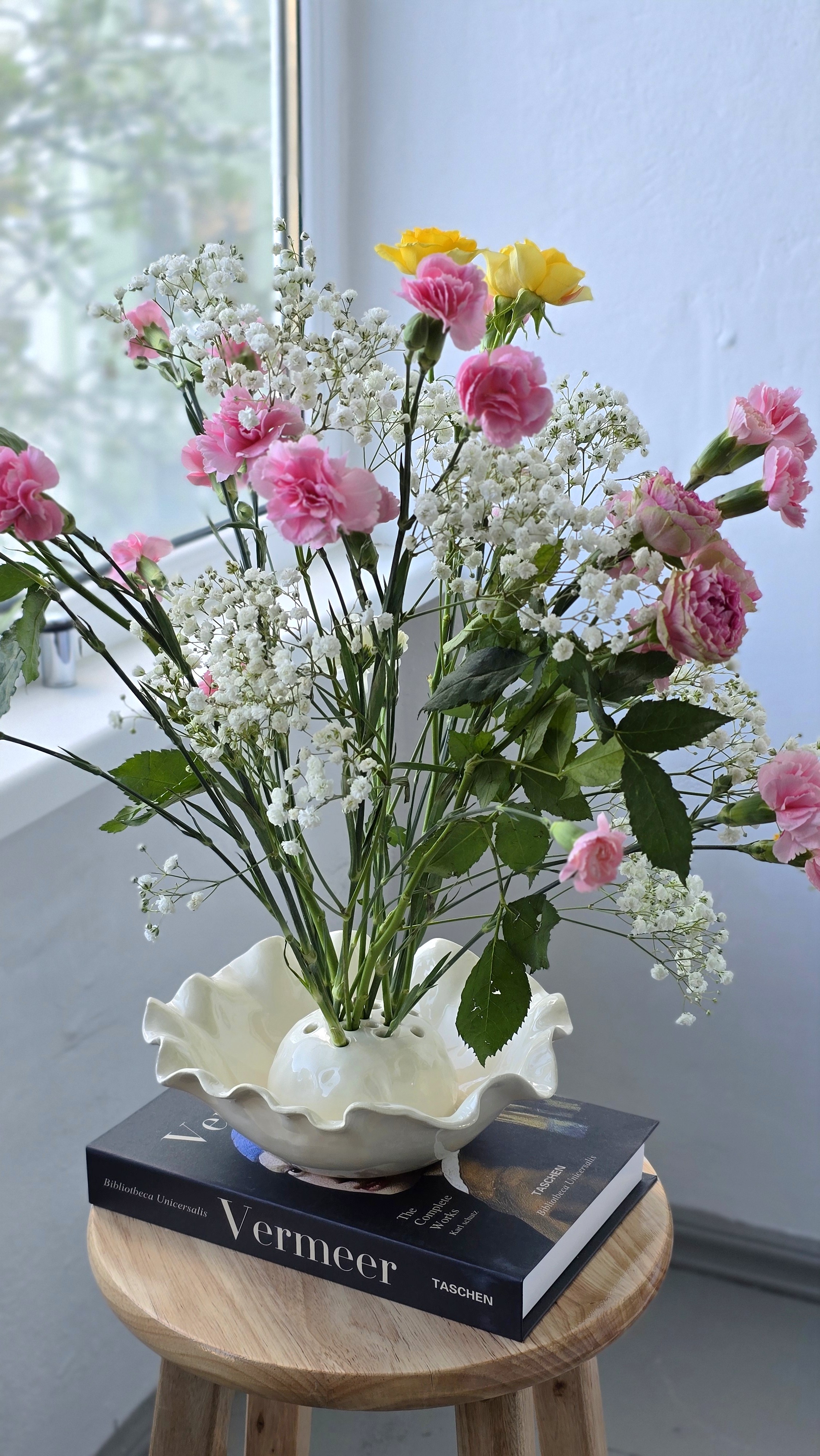 Vază pique-fleur Daisy — decor din lut lucrat manual, AesthMade