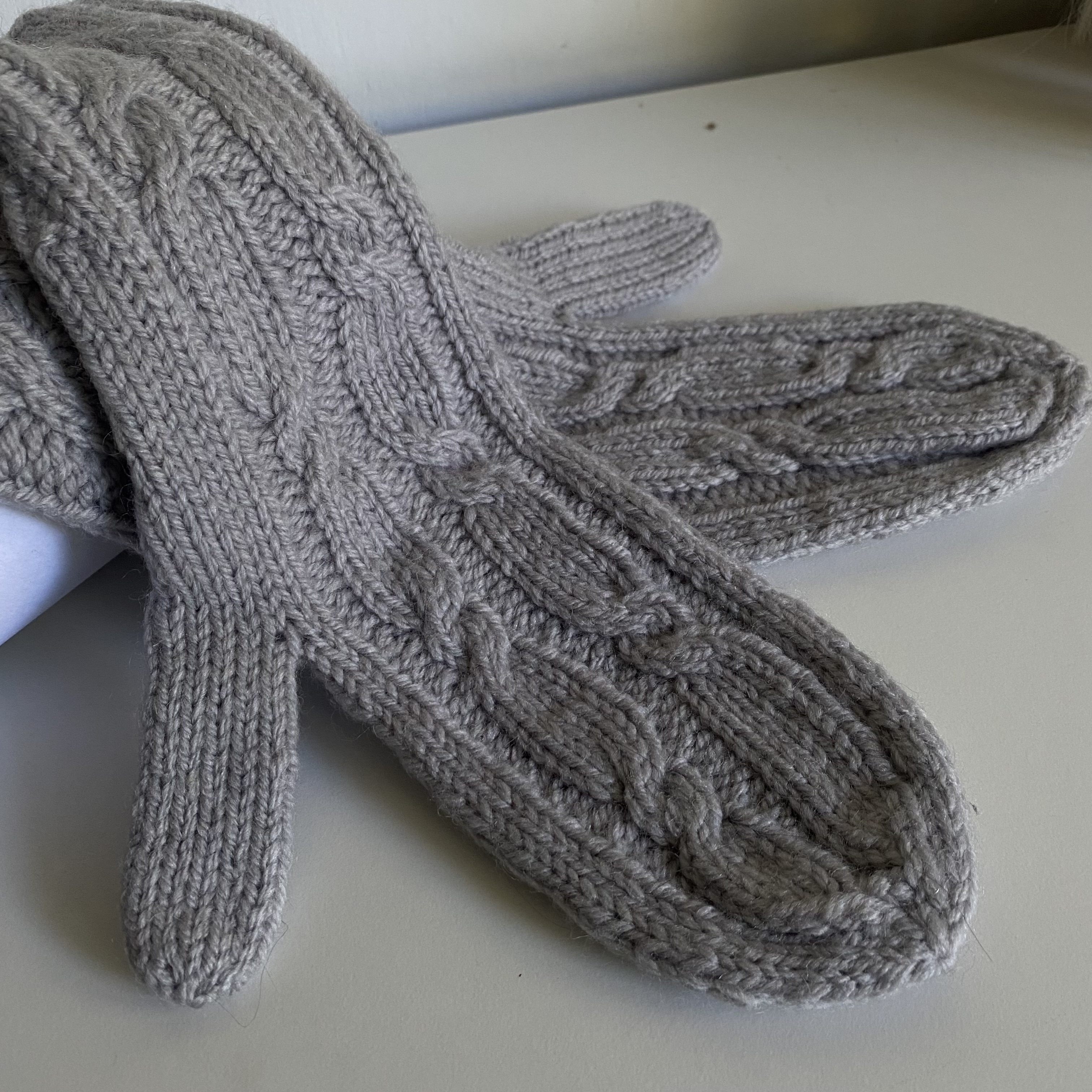 Mănuși de damă gri cu manșetă lungă — căciuli, fulare, mănuși lucrat manual, Nina Knit