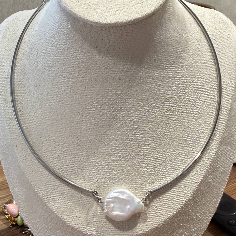 Colier tip choker din metal cu o perlă barocă — coliere și pandantive lucrat manual, Touche Accessories