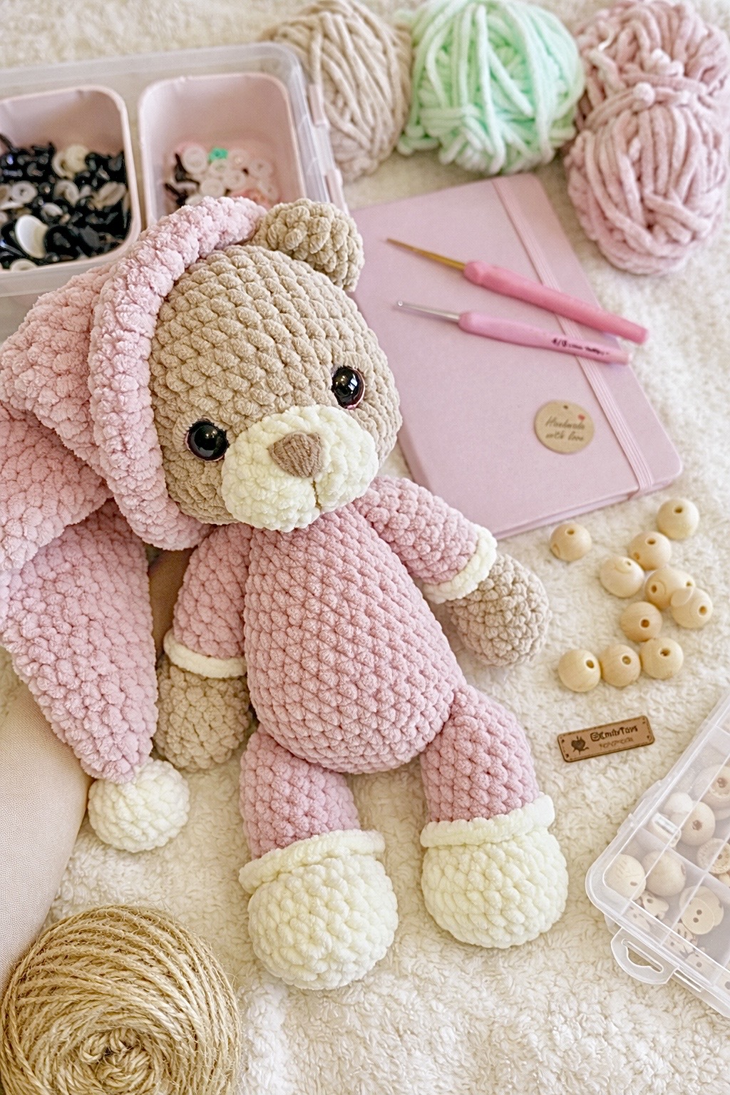Вязаный мишка в пижаме — jucării croșetate lucrat manual, Emily Toys
